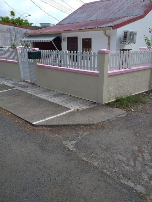 Maison Creole Chaleureuse Avec Stationnement Le Gosier  Exterior photo